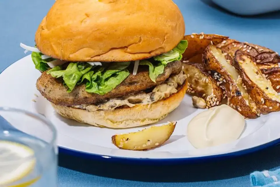 Kyllingeburger med svampe-remoulade og sesamkartofler — RetNemts eget foto