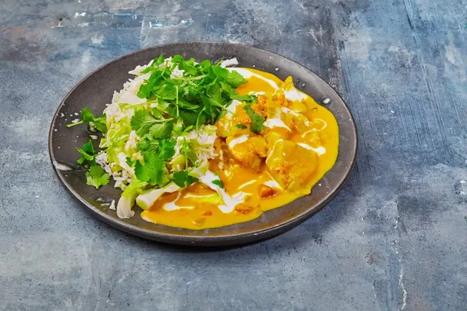 TEAM DK Racerkørerens Murgh Makhani lange med stegte spidskål — Skagenfoods eget foto