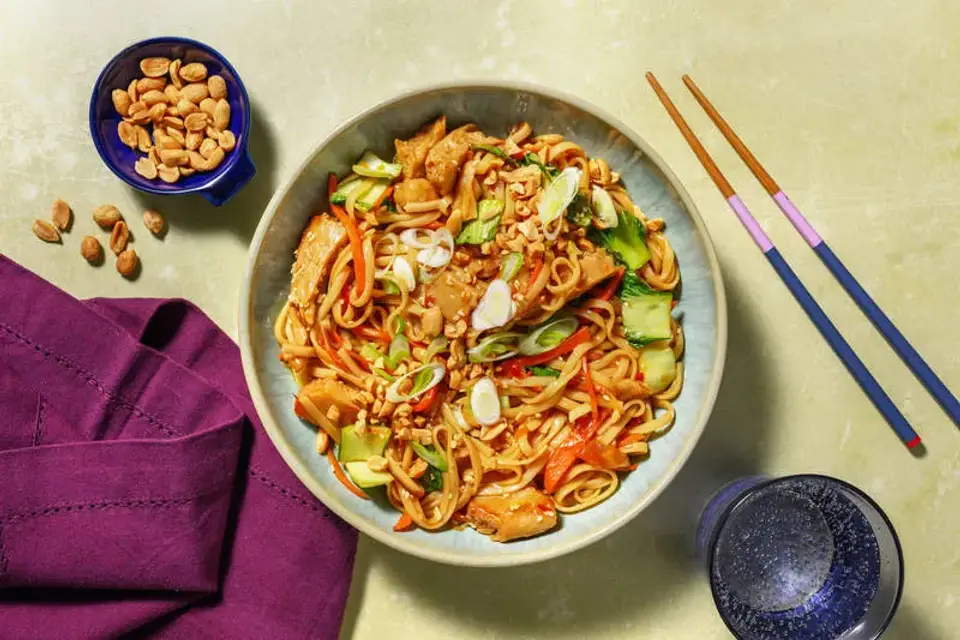 Yakiudon med plantebaserede kyllingestykker — HelloFreshs eget foto
