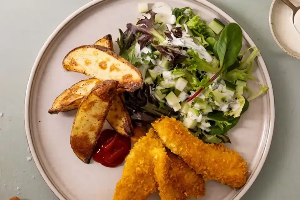 Kyllingenuggets med kartoffelbåde og æblesalat — RetNemts eget foto