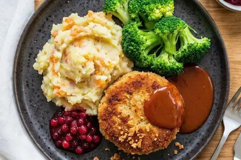 Krebinetter med kartoffel-rodfrugtmos og broccoli