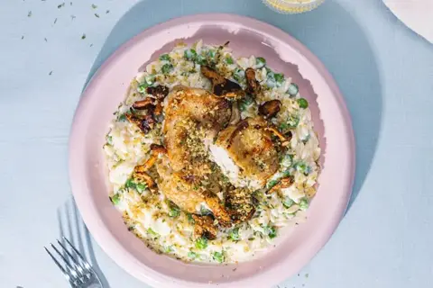 Stegt kyllingelårsteak og cremet risoni med kantareller og sprød estragon-topping