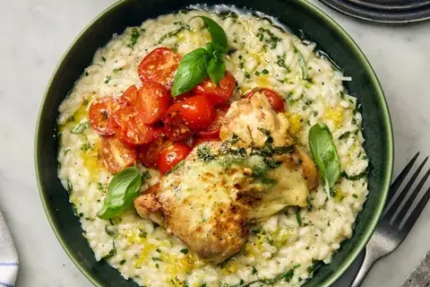Mozzarellabagt kylling med basilikum, cherrytomater og cremet urterisotto