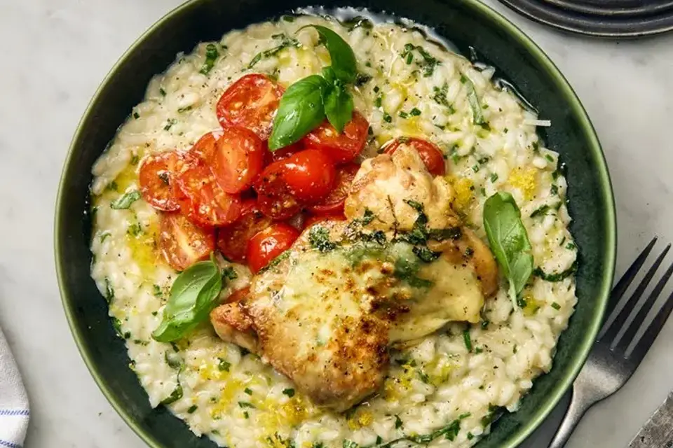 Mozzarellabagt kylling med basilikum, cherrytomater og cremet urterisotto — RetNemts eget foto