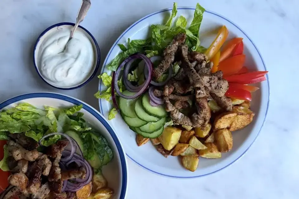 Gyros style gris med sprøde grøntsager og hvidløgsyoghurt — Skagenfoods eget foto