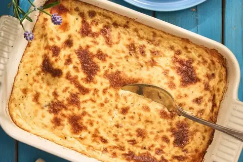 Græsk moussaka med røde linser og olivensalat