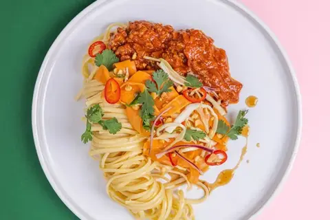 Massaman krydret Thai bolognese med asiatisk kålsalat