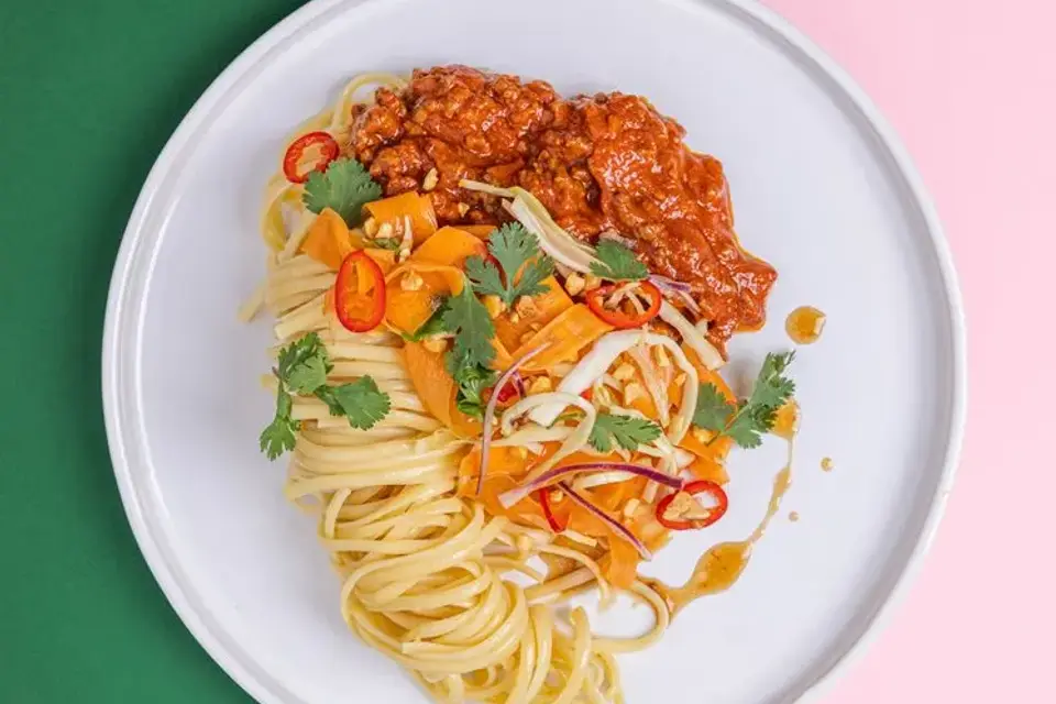 Massaman krydret Thai bolognese med asiatisk kålsalat — RetNemts eget foto