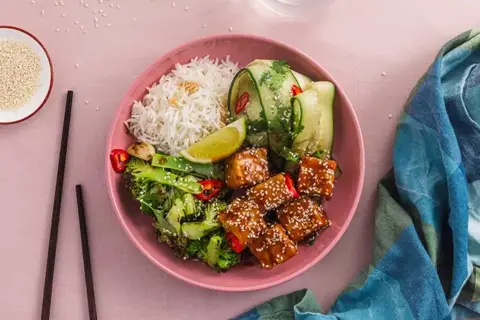 Crispy glazed tofu med ris, asiatisk agurksalat og wokket broccoli
