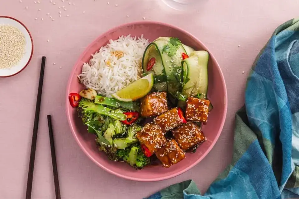 Crispy glazed tofu med ris, asiatisk agurksalat og wokket broccoli — RetNemts eget foto
