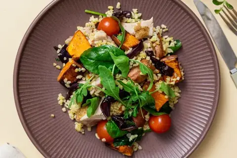Kyllinge- og bulgursalat med søde kartofler og cherrytomater