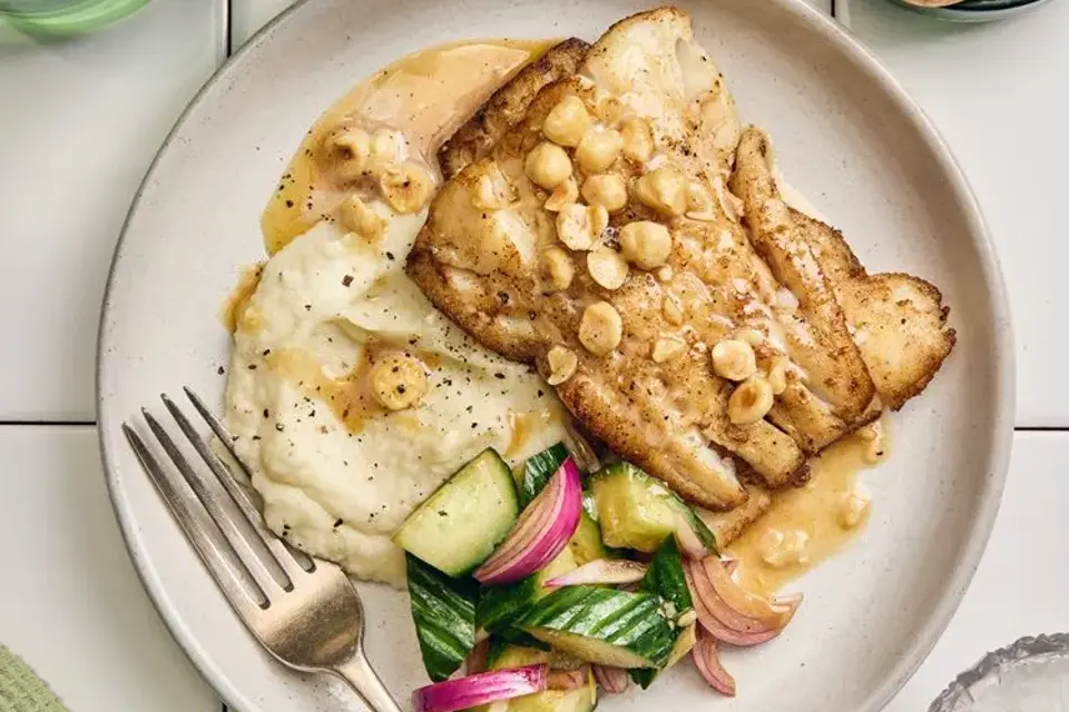 Stegt hvid fisk med blomkålspuré, brunet hasselnøddesmør og kogte kartofler — RetNemts eget foto