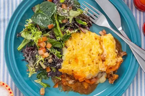 Cottage pie og salat med tomat og vinaigrette