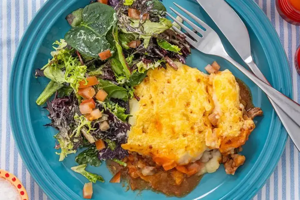 Cottage pie og salat med tomat og vinaigrette — RetNemts eget foto