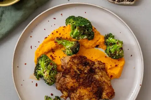 Citrusbagt kyllingelårsteak med gulerodspuré, sesamstegt broccoli og ris