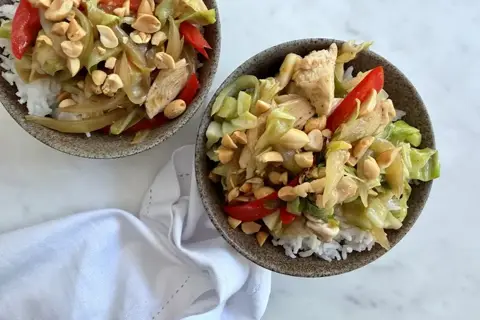 Lynstegt kylling med peberfrugt, hoisin og peanuts