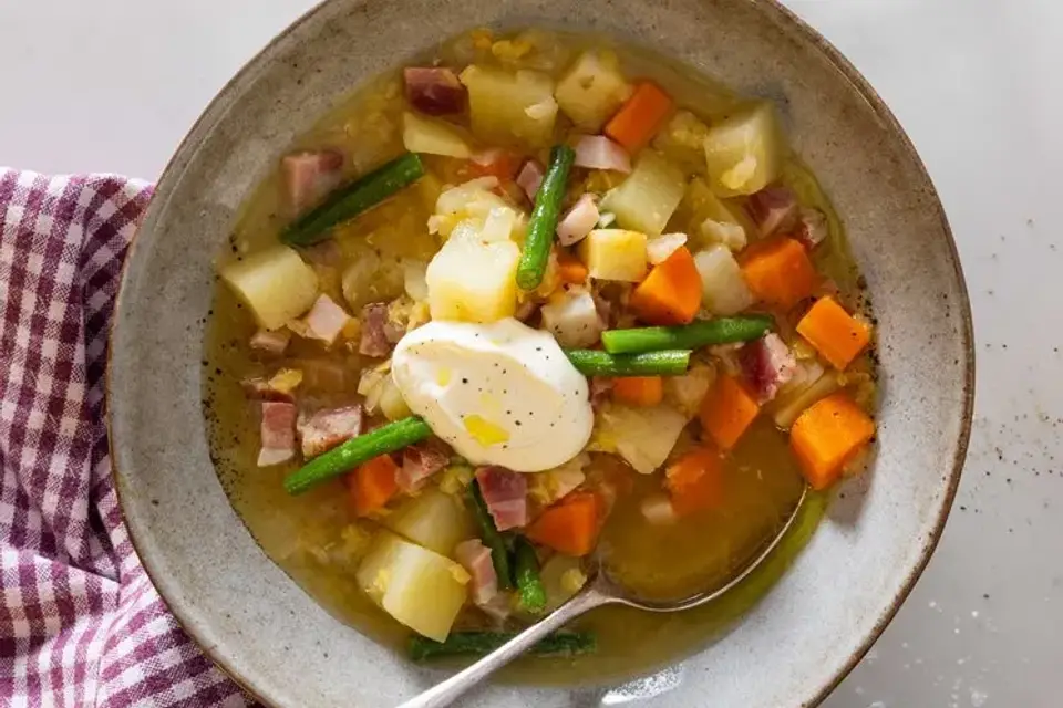 Rød linsesuppe med rodfrugter, grønne bønner og tørsaltet bacon — RetNemts eget foto