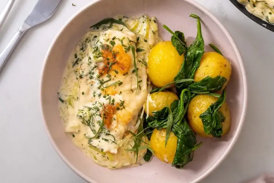Scaloppine af kylling i cremet sennepssauce med porre og spinatkartofler — RetNemts eget foto