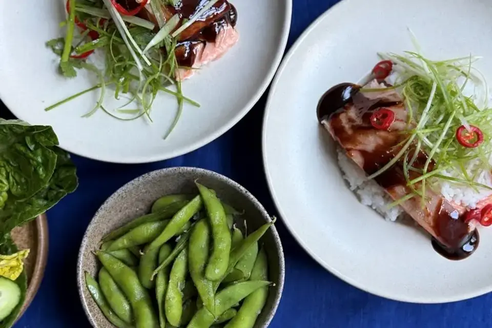 Bagt laks teriyaki med ris, krydderurter og edamame — Skagenfoods eget foto