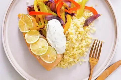 Laks med lynstegte grøntsager, bulgur og lime-dild sauce