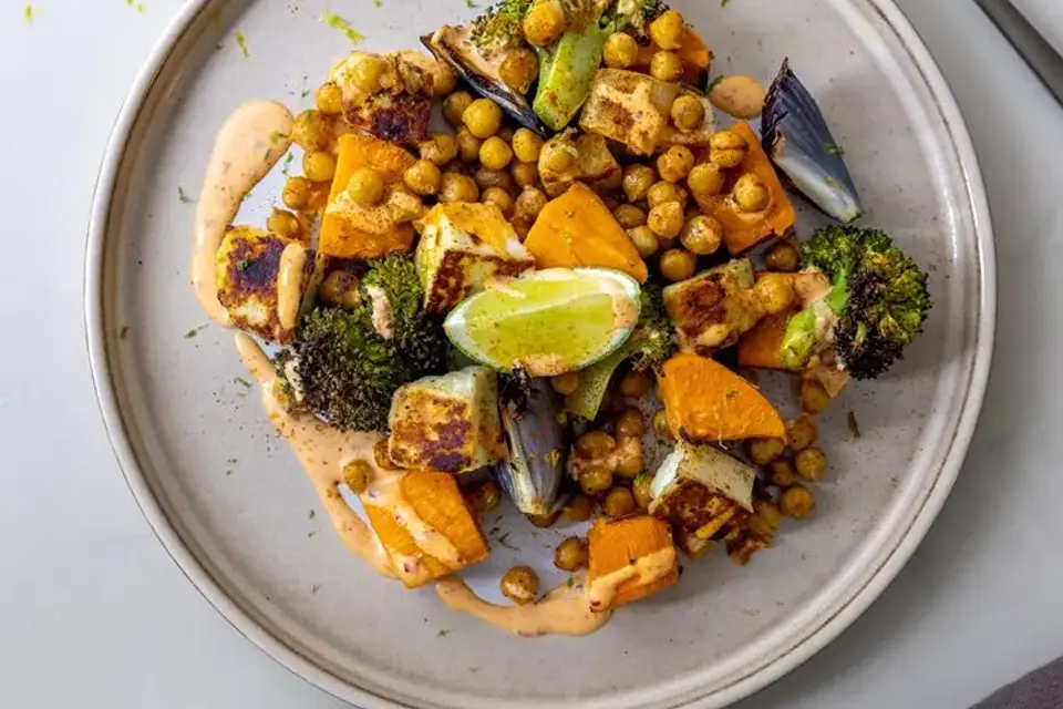 Sød kartoffelsalat med paprikastegt halloumi og sriracha/hvidløgsdressing — RetNemts eget foto