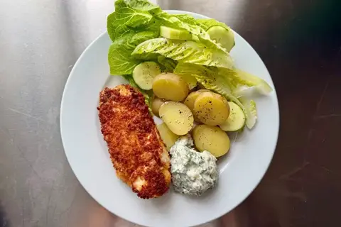 Kyllingeschnitzel med grøn salat, sauce tartar og kartofler
