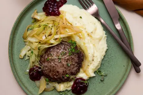 Hakkebøf med stegt spidskål, kartoffelmos og tyttebær
