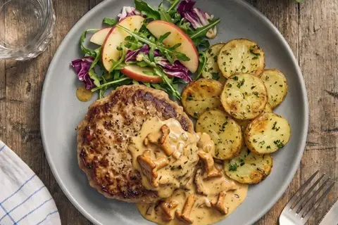 Timiankrydrede krebinetter med kantarelsovs, æblesalat og ovnbagte kartofler