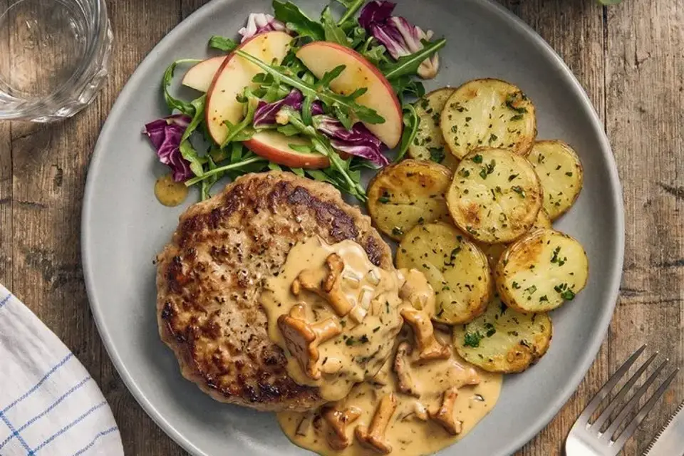 Timiankrydrede krebinetter med kantarelsovs, æblesalat og ovnbagte kartofler — RetNemts eget foto