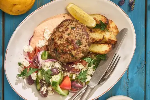 Bifteki med græsk salat og bagt peberfrugtcreme
