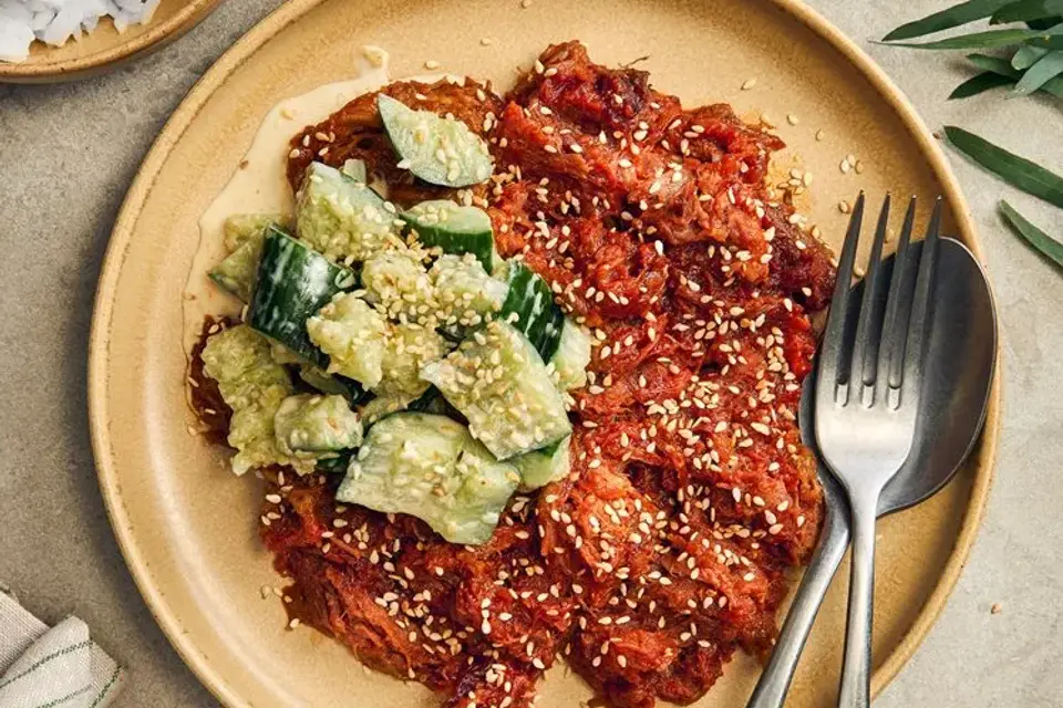 Koreansk pulled pork med smashed agurk, sesamfrø og jasminris — RetNemts eget foto