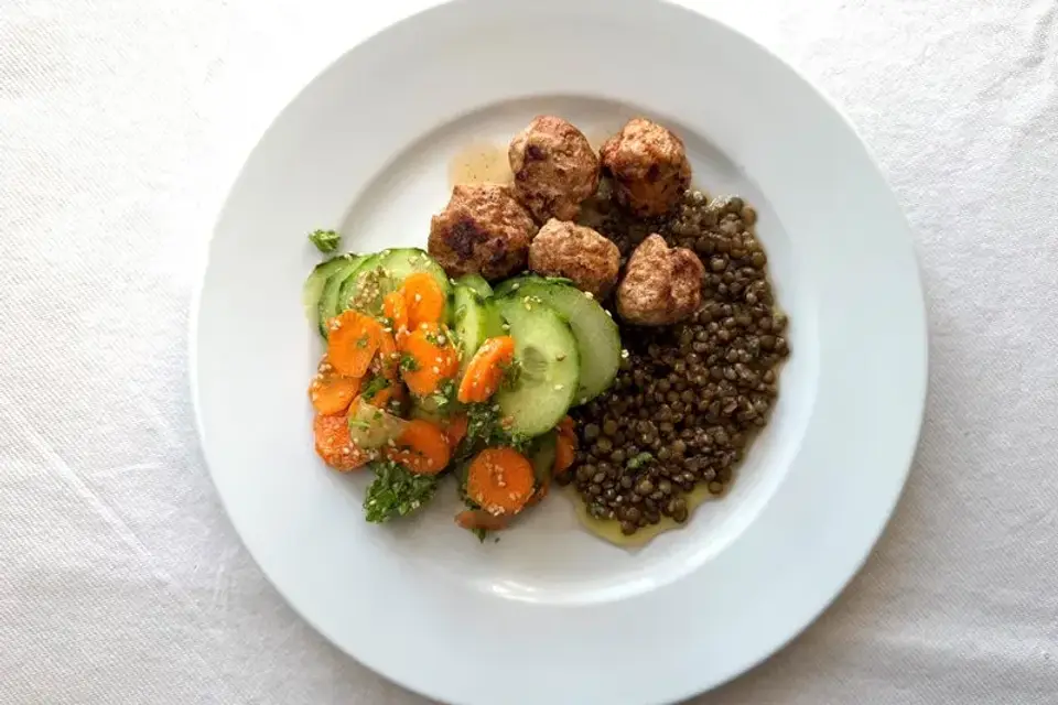 Spicy deller med gulerodssalat — Skagenfoods eget foto