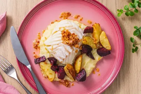 Pocheret fisk med balsamico-glacerede rødbeder, selleripuré og løgsmør