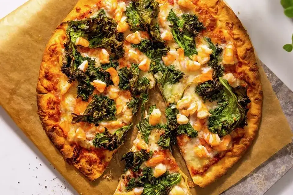 Pizza med rejer og grønkål — RetNemts eget foto