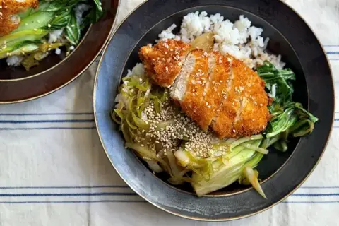 Sprødt kyllingebryst med lynstegt pak choy i hoisinsauce