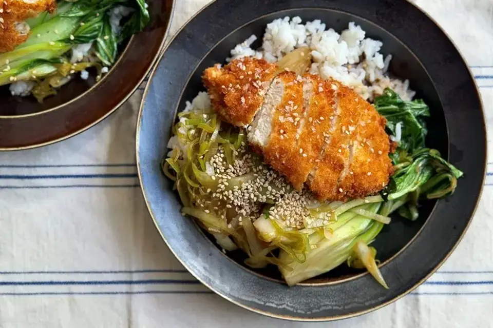 Sprødt kyllingebryst med lynstegt pak choy i hoisinsauce — Skagenfoods eget foto