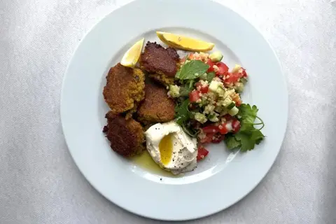 Falaffel med yoghurt og tabbouleh