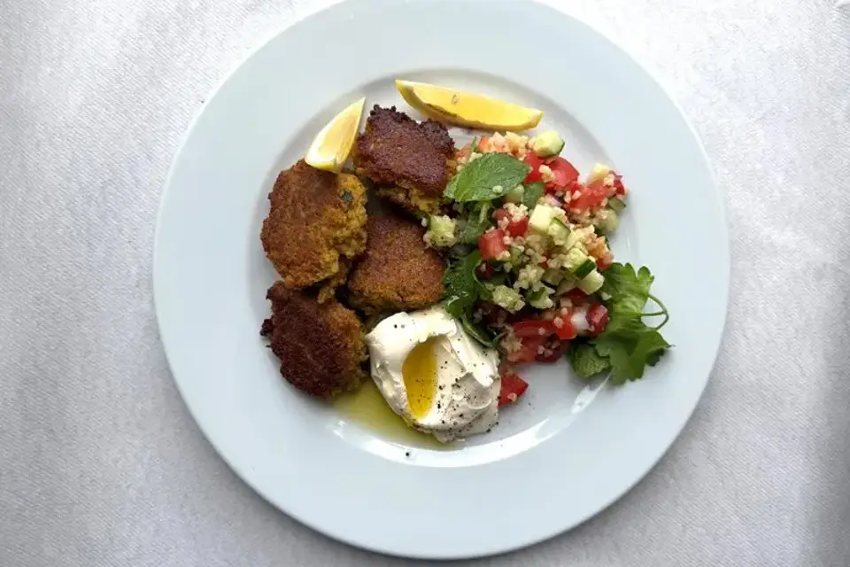 Falaffel med yoghurt og tabbouleh — Skagenfoods eget foto