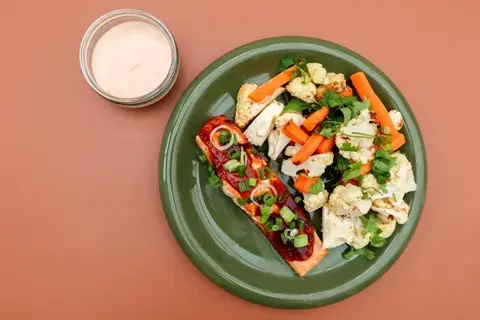 Teriyakilaks med bagt grønt og chilidressing