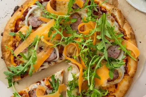 Pizza med linquicapølse, løg og rucola