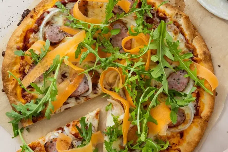 Pizza med linquicapølse, løg og rucola — RetNemts eget foto
