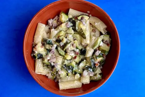 Rigatoni i bagte squash med kotaost, hvidløg og rosmarin