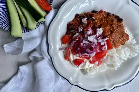 HEAT: Chili con carne med creme fraiche og sprøde grøntsager