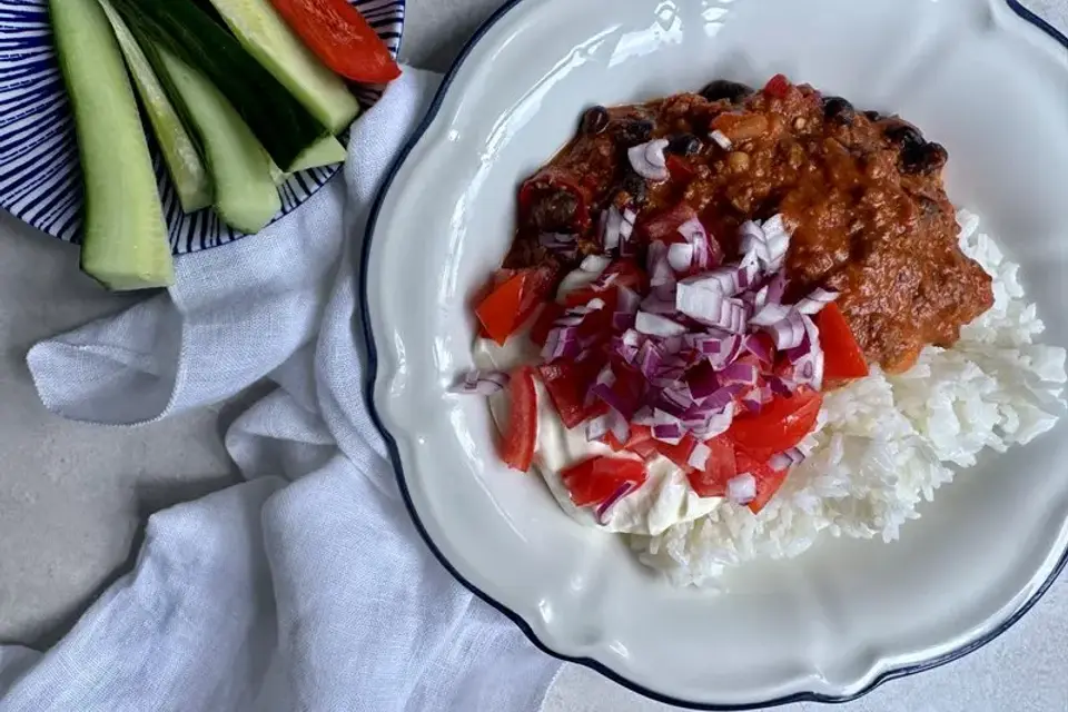 HEAT: Chili con carne med creme fraiche og sprøde grøntsager — Skagenfoods eget foto