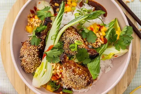 Koreanske bbq-kyllingkøller i spicy ingefærsauce med mango/pak choy-salat