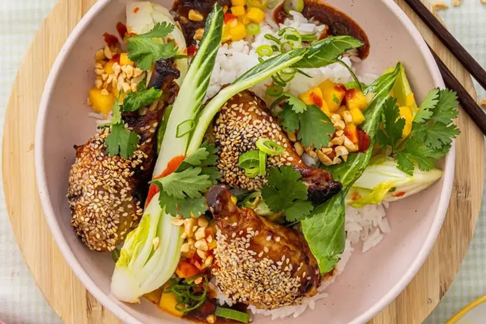 Koreanske bbq-kyllingkøller i spicy ingefærsauce med mango/pak choy-salat — RetNemts eget foto