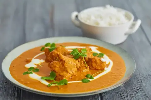 Heat: Butter chicken med ris, koriander og yoghurt