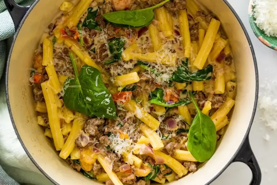 Alt i én pasta med hakket oksekød, cherrytomater og babyspinat — RetNemts eget foto