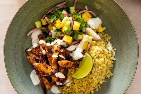 Sojamarineret svinemørbrad med bulgur og mangosalat, serveret med yoghurt
