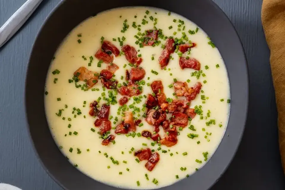 Kartoffelporresuppe med bacon og surdejsboller — RetNemts eget foto